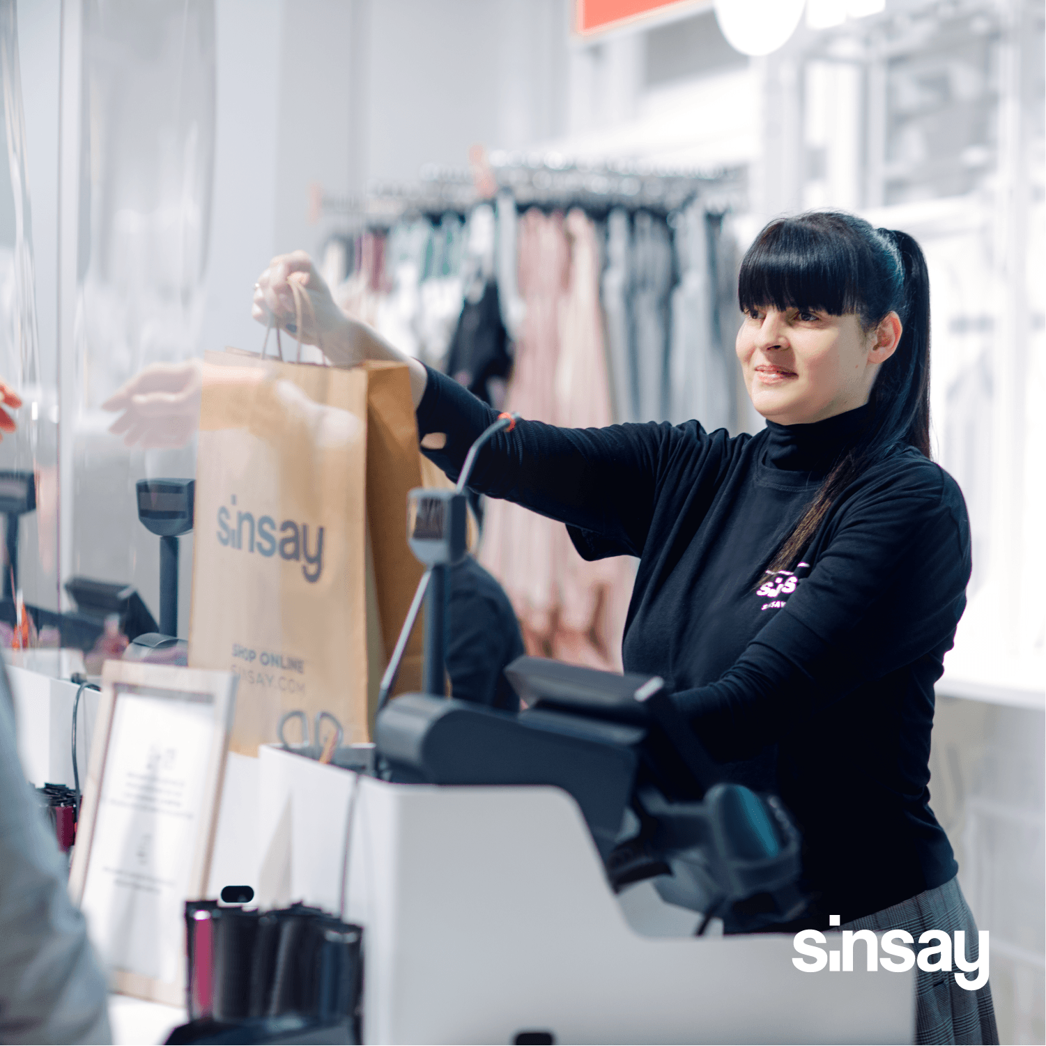 Company image 629089f68f20f_sales_assistant3.png