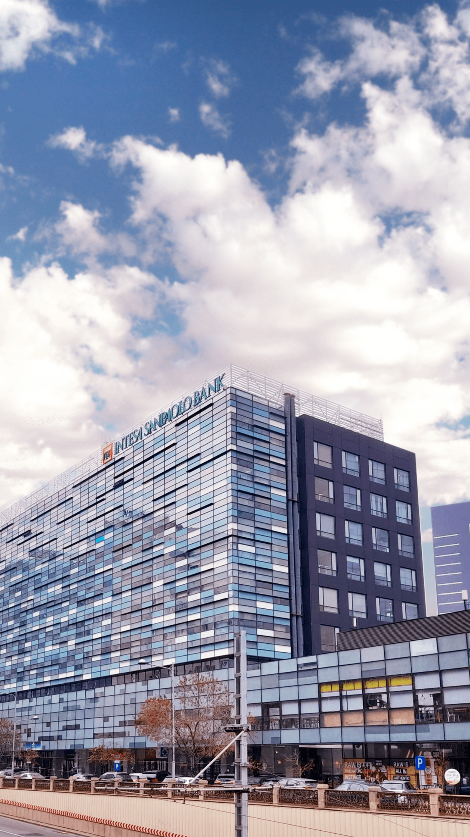 Company image 63f739f9beaf8_Sediu_Intesa_1563x2779.png