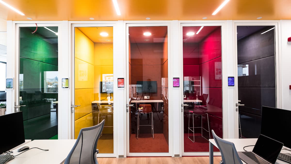 Лого на компанията 64639208139b4_Hangout_Pods_-_Calling_Booths_2.jpg